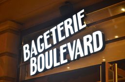 Oznakowanie sklepu Bageterie Boulevard